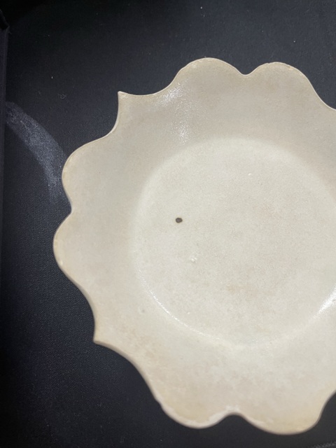 古玩陶瓷定窯菱形花口盤真品鑒賞圖