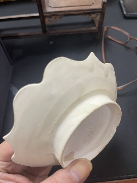 古玩陶瓷定窯菱形花口盤真品鑒賞圖