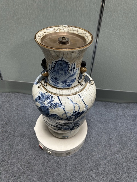 古玩陶瓷哥釉青花刀馬人物觀音瓶真品鑒賞圖