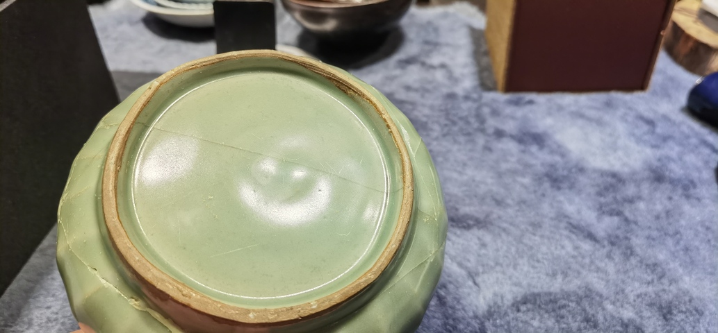 古玩陶瓷龍泉青瓷刻仰蓮紋碗真品鑒賞圖