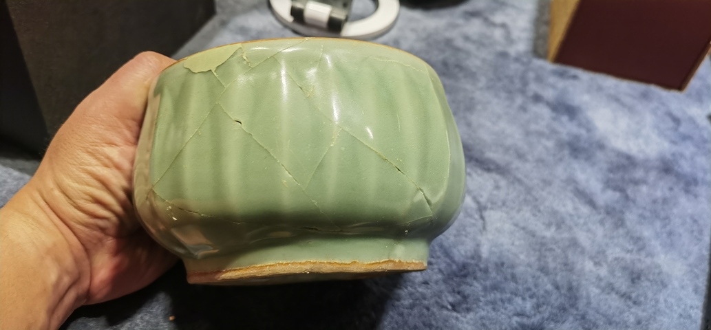 古玩陶瓷龍泉青瓷刻仰蓮紋碗真品鑒賞圖