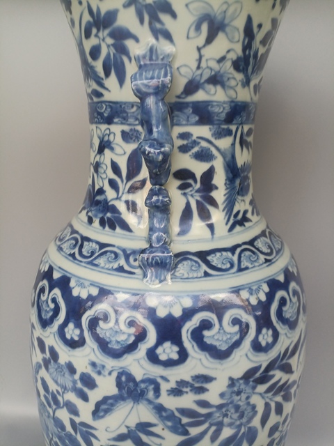 古玩陶瓷青花花鳥紋獅耳瓶真品鑒賞圖