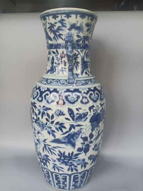 古玩陶瓷青花花鳥紋獅耳瓶真品鑒賞圖