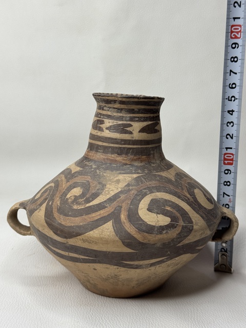 古玩陶瓷馬家窯文化半山類型漩紋雙耳壺真品鑒賞圖