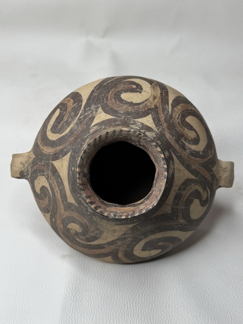 古玩陶瓷馬家窯文化半山類型漩紋雙耳壺真品鑒賞圖