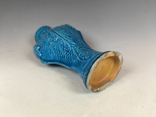 古玩陶瓷晚清民國孔雀藍摩羯魚浮雕賞瓶真品鑒賞圖