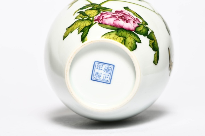 古玩陶瓷花卉紋瓶真品鑒賞圖