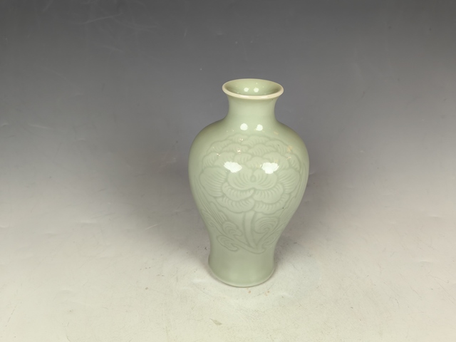古玩陶瓷晚清民國(guó)粉琴釉暗刻花卉紋梅瓶真品鑒賞圖