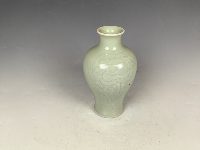 古玩陶瓷晚清民國(guó)粉琴釉暗刻花卉紋梅瓶真品鑒賞圖