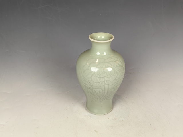 古玩陶瓷晚清民國(guó)粉琴釉暗刻花卉紋梅瓶真品鑒賞圖