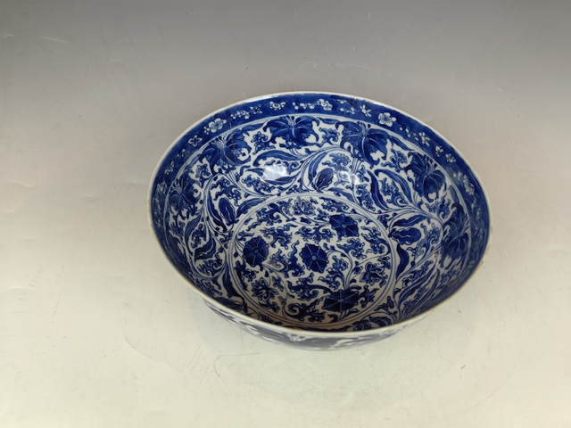古玩陶瓷清康熙心逸堂款纏枝花卉紋青花碗真品鑒賞圖