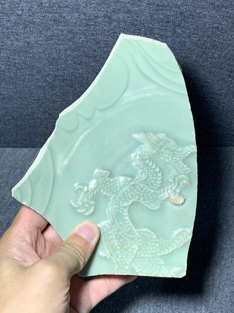 古玩陶瓷龍泉窯貼塑龍紋盤殘片真品鑒賞圖