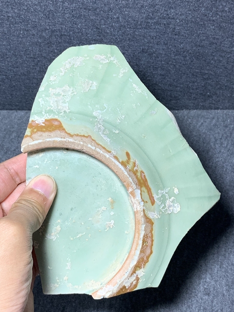 古玩陶瓷龍泉窯貼塑龍紋盤殘片真品鑒賞圖