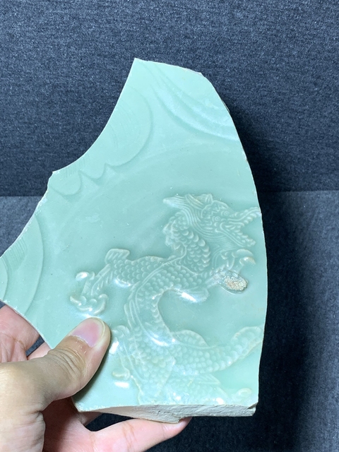 古玩陶瓷龍泉窯貼塑龍紋盤殘片真品鑒賞圖