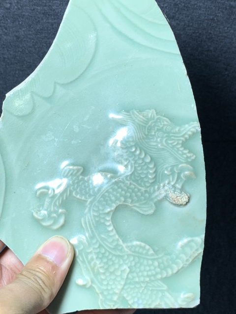 古玩陶瓷龍泉窯貼塑龍紋盤殘片真品鑒賞圖