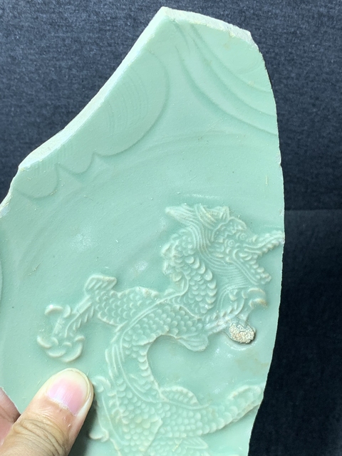 古玩陶瓷龍泉窯貼塑龍紋盤殘片真品鑒賞圖