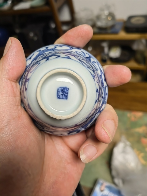 古玩陶瓷纏枝花卉紋青花杯真品鑒賞圖