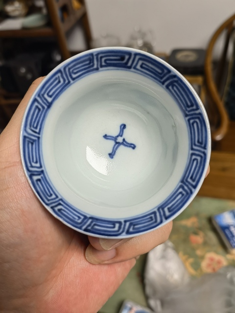 古玩陶瓷纏枝花卉紋青花杯真品鑒賞圖