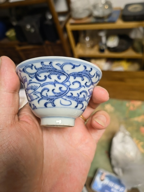 古玩陶瓷纏枝花卉紋青花杯真品鑒賞圖