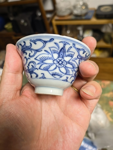 古玩陶瓷纏枝花卉紋青花杯真品鑒賞圖