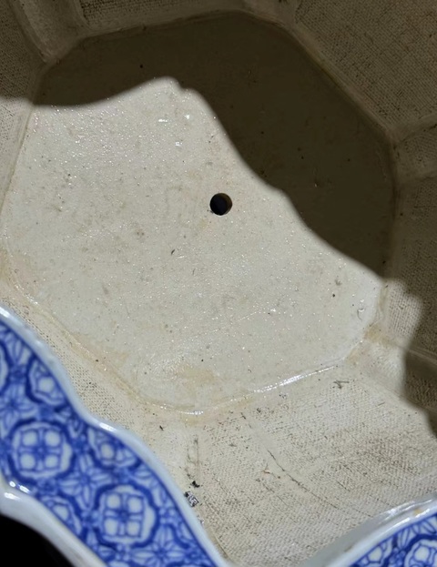 古玩陶瓷人物紋青花花盆真品鑒賞圖
