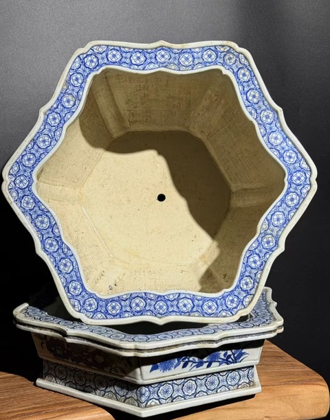 古玩陶瓷人物紋青花花盆真品鑒賞圖