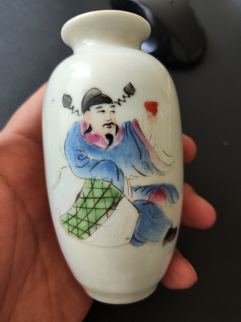 古玩陶瓷民國粉彩小瓶真品鑒賞圖