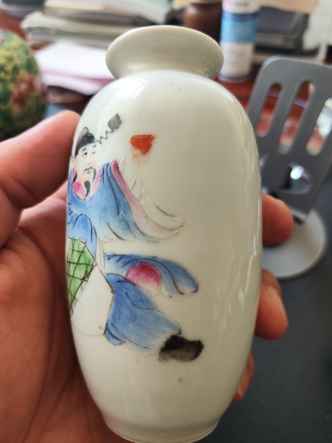 古玩陶瓷民國粉彩小瓶真品鑒賞圖