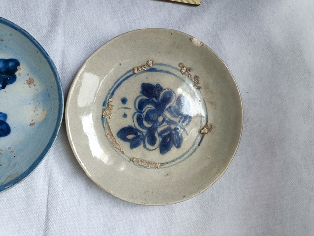 古玩陶瓷花卉紋青花盤真品鑒賞圖