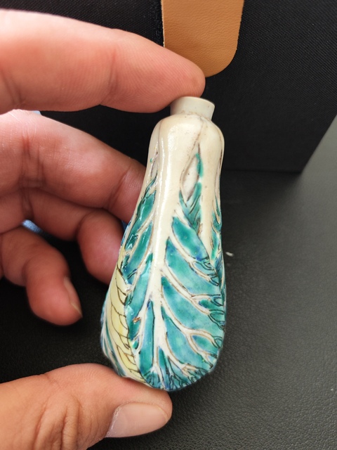 古玩陶瓷粉彩仿生瓷白菜鼻煙壺真品鑒賞圖