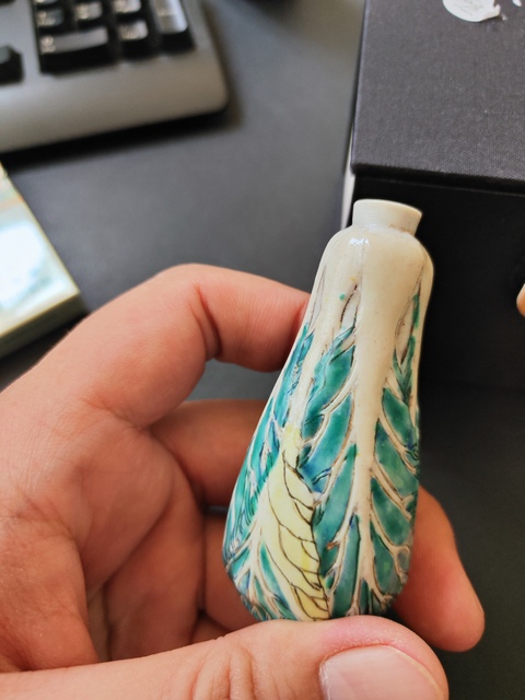 古玩陶瓷粉彩仿生瓷白菜鼻煙壺真品鑒賞圖