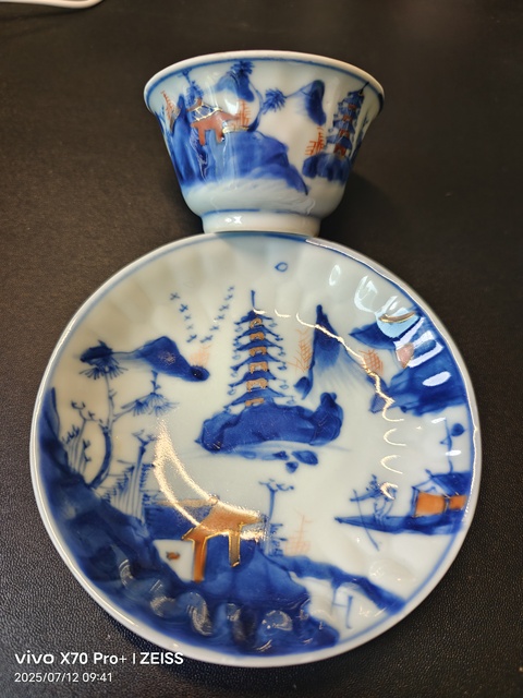 古玩陶瓷康熙青花礬紅描金山水杯碟真品鑒賞圖