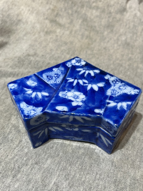古玩陶瓷青花蓋盒真品鑒賞圖