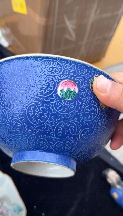 古玩陶瓷軋道粉彩皮球花碗真品鑒賞圖