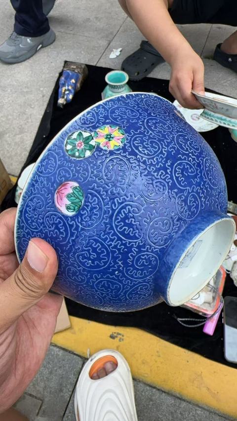 古玩陶瓷軋道粉彩皮球花碗真品鑒賞圖