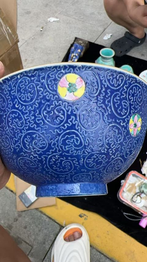古玩陶瓷軋道粉彩皮球花碗真品鑒賞圖