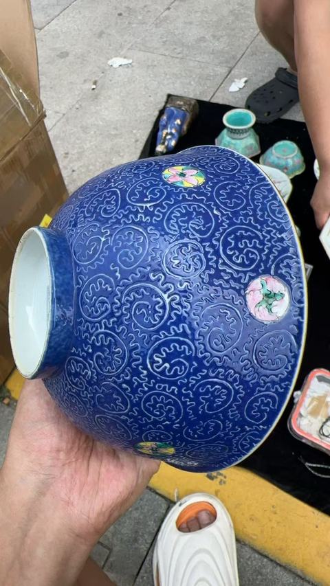 古玩陶瓷軋道粉彩皮球花碗真品鑒賞圖