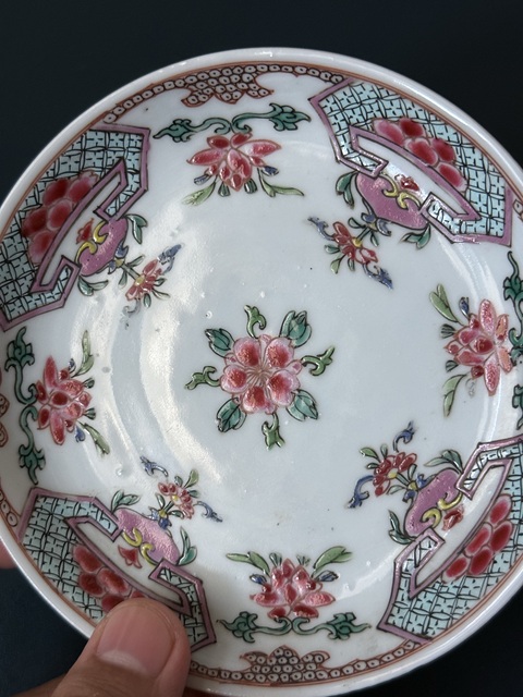 古玩陶瓷花卉紋粉彩盤真品鑒賞圖