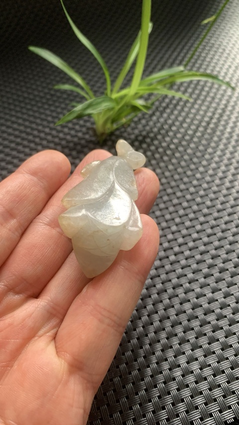 古玩玉器清代翡翠雕“玉蘭花”掛件拍賣,當前價格6800元