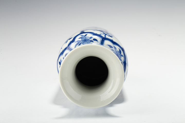 古玩陶瓷清晚·青花開窗山水人物博古紋瓶真品鑒賞圖