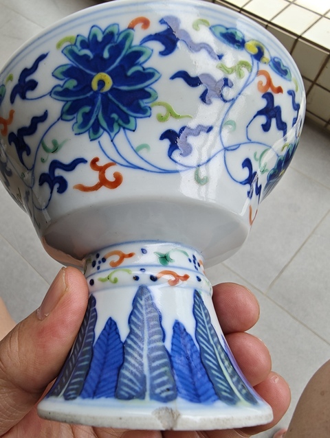 古玩陶瓷青花加彩纏枝蓮高足碗真品鑒賞圖