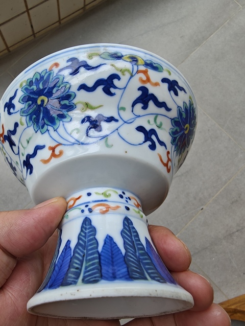 古玩陶瓷青花加彩纏枝蓮高足碗真品鑒賞圖