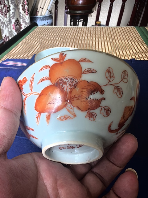 古玩陶瓷礬紅彩福壽三多紋茶碗真品鑒賞圖