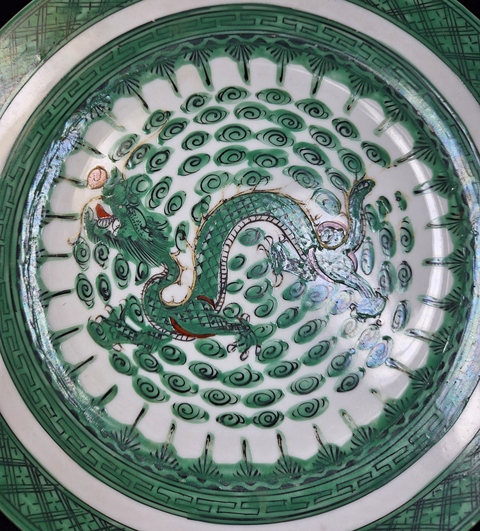 古玩陶瓷龍紋廣彩盤真品鑒賞圖