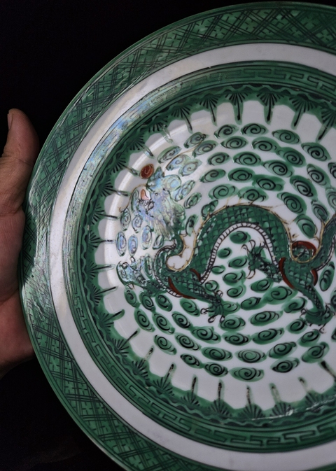 古玩陶瓷龍紋廣彩盤真品鑒賞圖