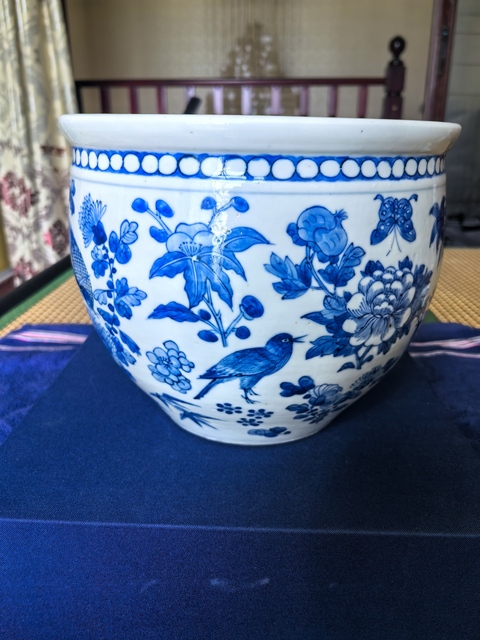 古玩陶瓷花鳥蝶紋青花缸真品鑒賞圖