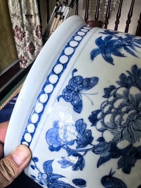 古玩陶瓷花鳥蝶紋青花缸真品鑒賞圖