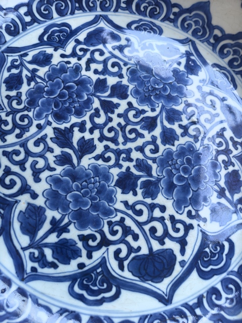 古玩陶瓷清康熙青花花卉紋雙底大盤拍賣,當(dāng)前價(jià)格9999元