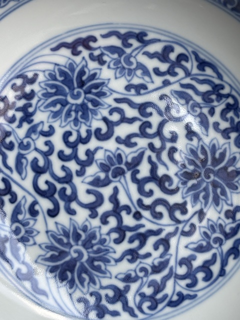 古玩陶瓷青花纏枝花卉紋臥盤真品鑒賞圖