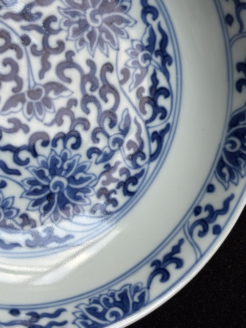 古玩陶瓷青花纏枝花卉紋臥盤真品鑒賞圖
